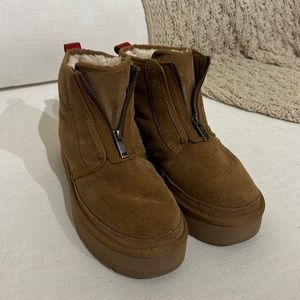 Ugg Neumel Zip- women’s size 8- like new!!